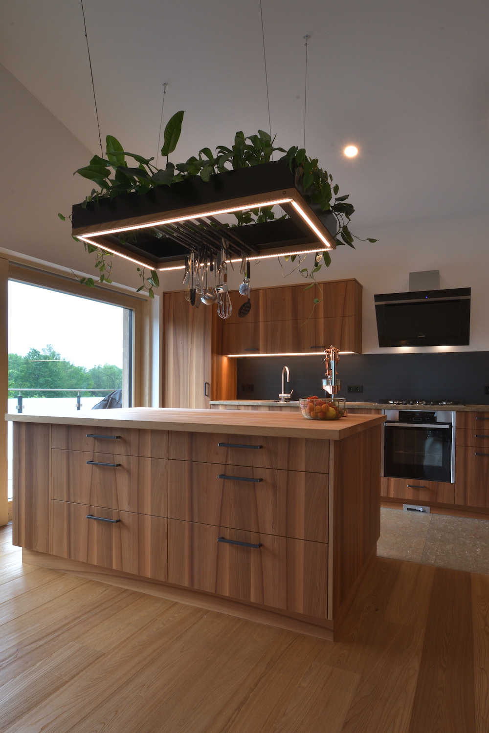 Küche mit Ulme und hängenden Pflanzen, Kücheninsel - Holzquadrat OHG
