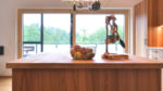 Küche mit Ulme und hängenden Pflanzen, Kücheninsel - Holzquadrat OHG