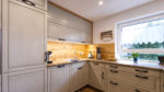 Küche Landhausstil, Klinker, Altholz - Holzquadrat Kühlschrank