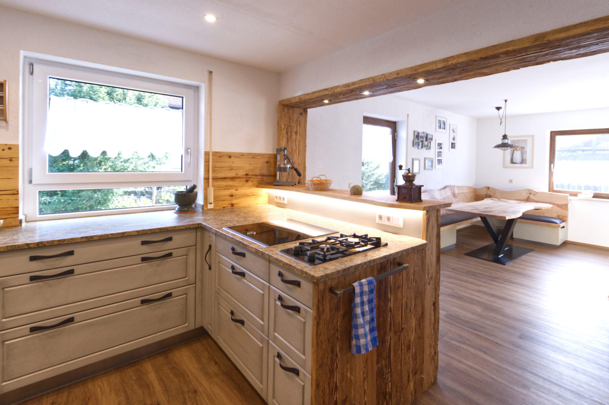 Küche Landhausstil, Klinker, Altholz - Holzquadrat Esszimmer