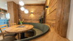 Stammtisch mit Altholzwand Hotel Bären Isny - Holzquadrat OHG
