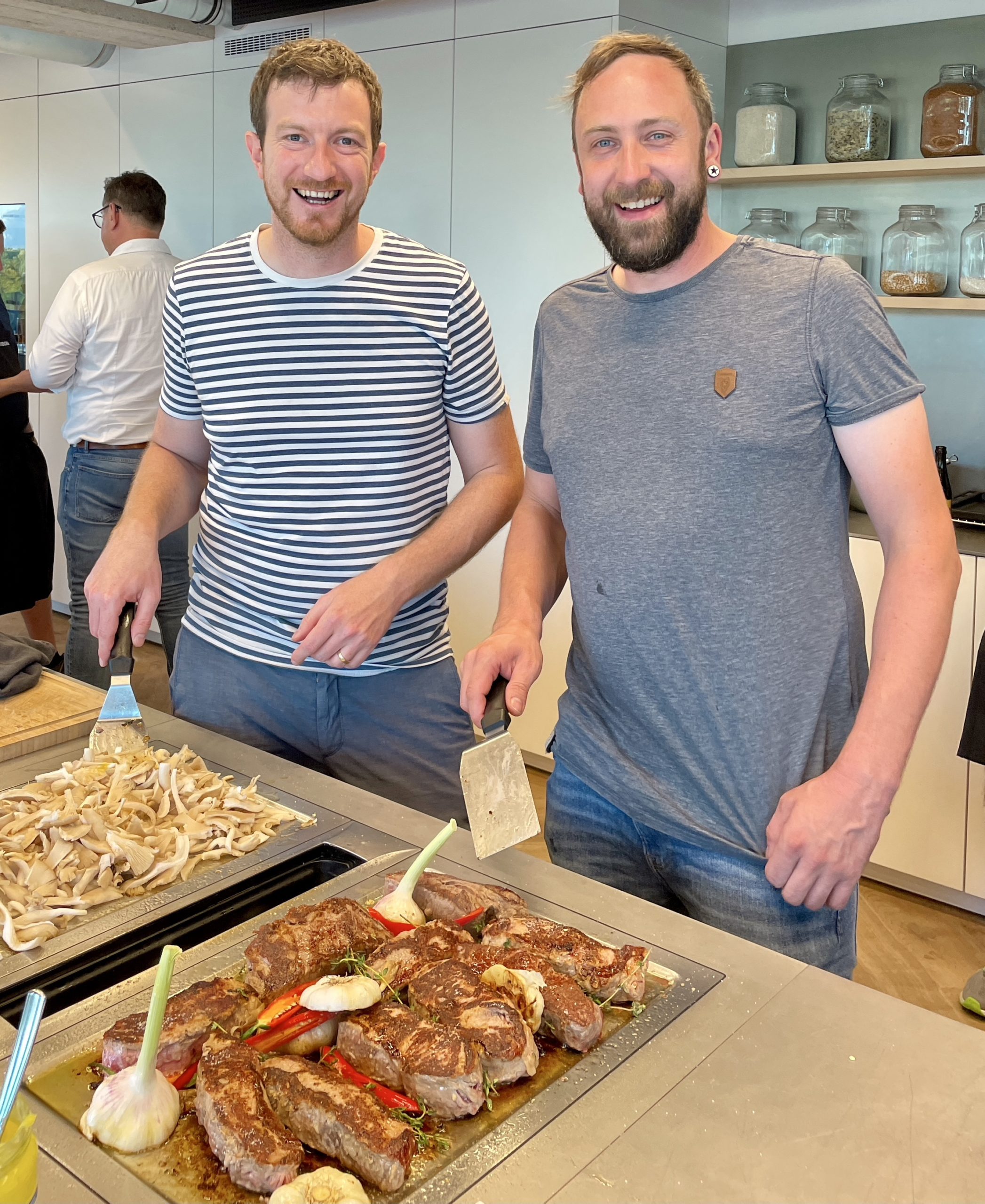 Dominik und Florian von Holzquadrat beim kochen