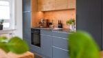 Küche Regal und Schränke aus Eiche und schwarz - Holzquadrat OHG